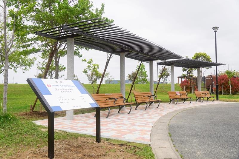 上総更級公園の「あそびの広場」に設置されたパーゴラ＝市原市
