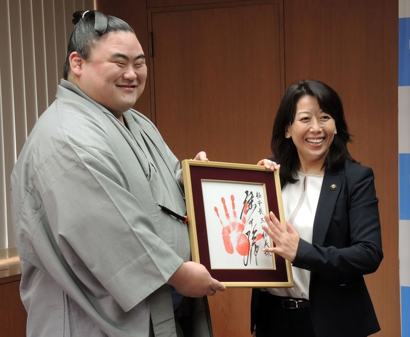 隆の勝「七月場所では優勝狙う」　地元・柏市長訪問　「子供に夢を」市長もエール
