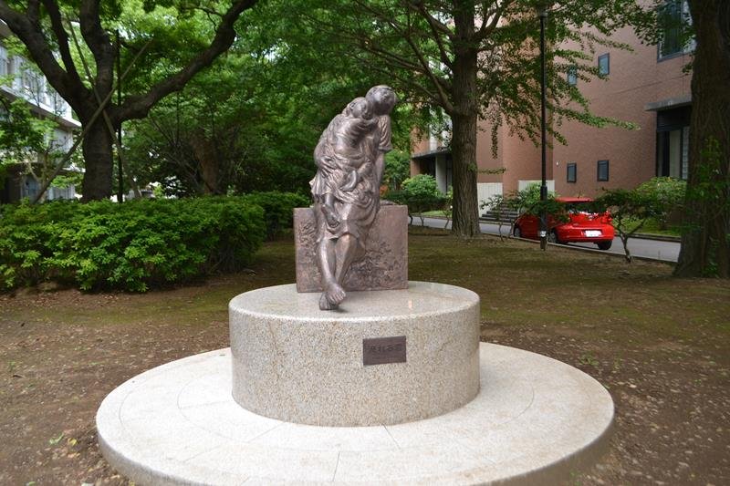 千葉大学教育学部の１５０周年を記念して設置された彫像＝３０日、千葉市稲毛区の同大西千葉キャンパス
