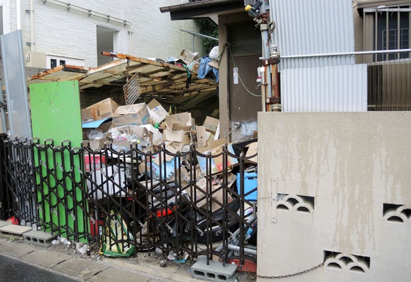 容疑者が犬を飼っていたとされる実家。大量のごみが積まれていた＝１５日、松戸市仲井町