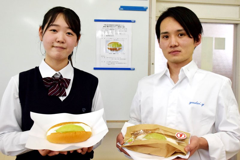 銚子メロンコッペを披露する生徒の海上さん（左）と山口製菓舗のパティシエの山口雄大さん＝銚子市
