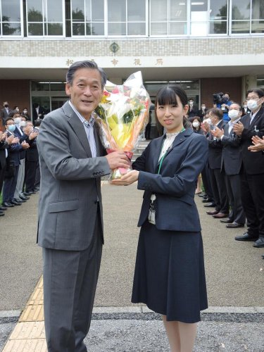 初登庁し職員から花束を受け取る本郷谷市長＝７日、松戸市役所
