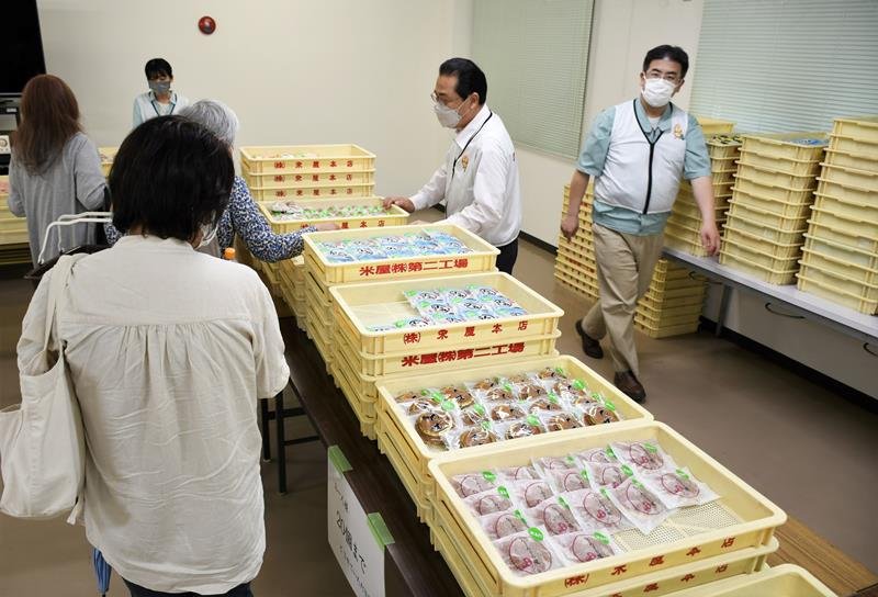 フードロス対策で規格外となった和菓子を並べた米屋のアウトレット販売会場＝５月２５日、成田市
