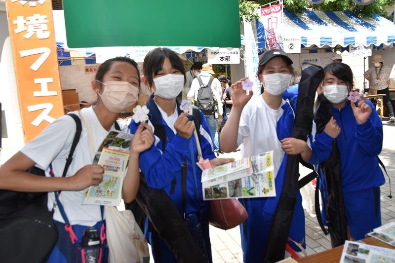 環境問題の解決に貢献しようと「行動宣言」を行った地元中学生
