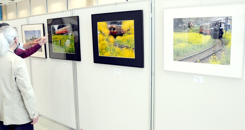 写真愛好家の力作が並ぶ「小湊鉄道を撮る仲間たち」＝市原市の夢ホール