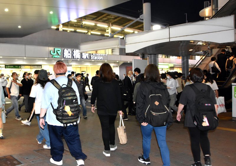 ＪＲ船橋駅前を行き交う有権者ら。船橋市は東部が１４区、西部が４区に分かれる＝１６日午後７時半ごろ