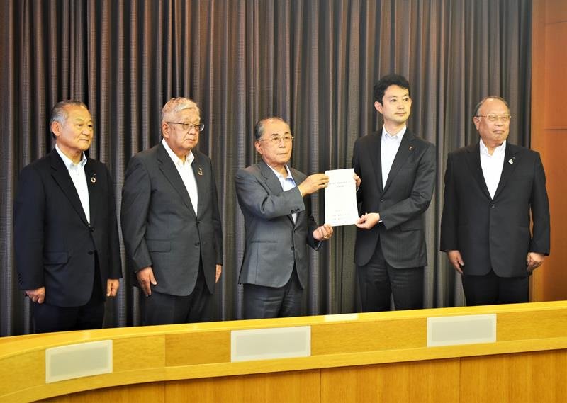 熊谷知事へ緊急要請書を手渡したＪＡ千葉中央会の林会長（左から３番目）＝１７日、県庁
