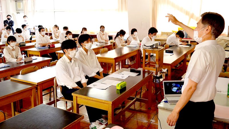 教員の仕事についての話に耳を傾ける高校生＝大多喜高