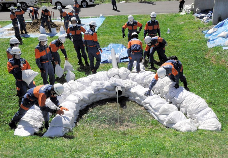 市原市水防訓練で「月の輪工法」に取り組む消防団員＝２６日、同市の県消防学校