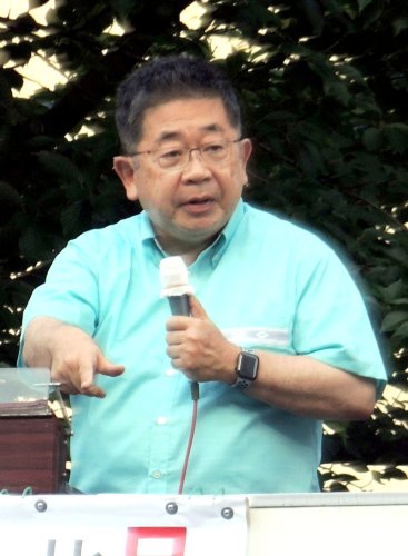 ＪＲ新八柱駅前で投票を訴える共産党の小池書記局長＝２６日、松戸市