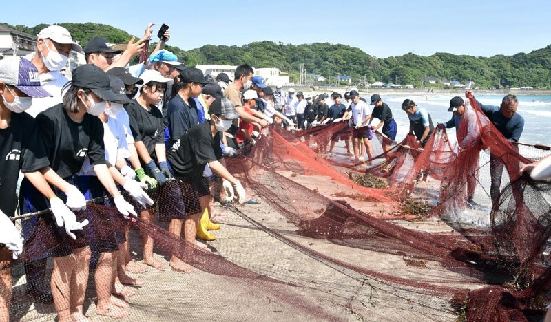 地引き網漁を体験する勝浦の中学生ら＝勝浦市内