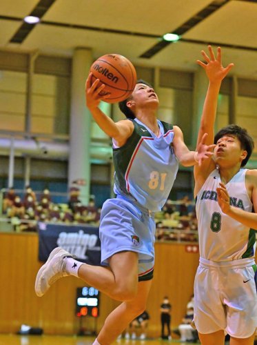 市船橋との千葉県高校総体決勝で、シュートを放つ長狭・包国（左）＝６月２６日、八千代市市民体育館
