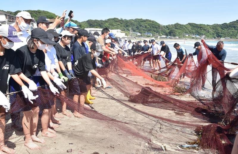 地引き網漁を体験する勝浦中１年生ら＝勝浦市鵜原
