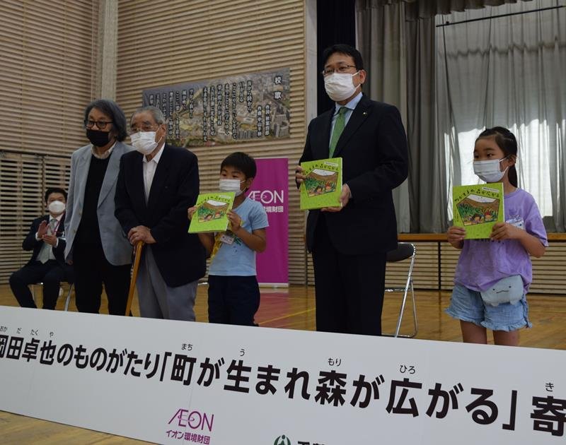 岡田さんの半生を描いた絵本の寄贈式＝３０日、千葉市美浜区
