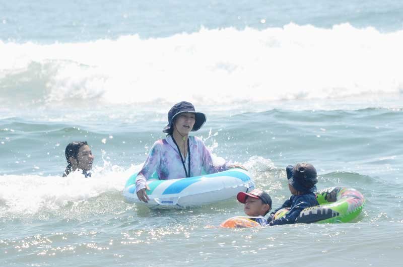 海水浴を楽しむ家族連れ＝１日、九十九里町の片貝海水浴場