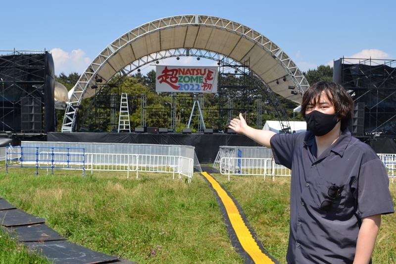 メインステージを紹介する渡辺実行委員長＝１日、千葉市美浜区の幕張海浜公園
