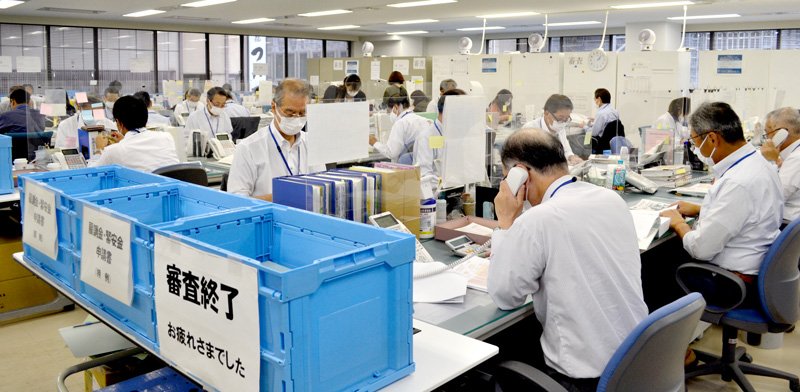 雇調金の申請を審査する労働局職員ら＝千葉市中央区