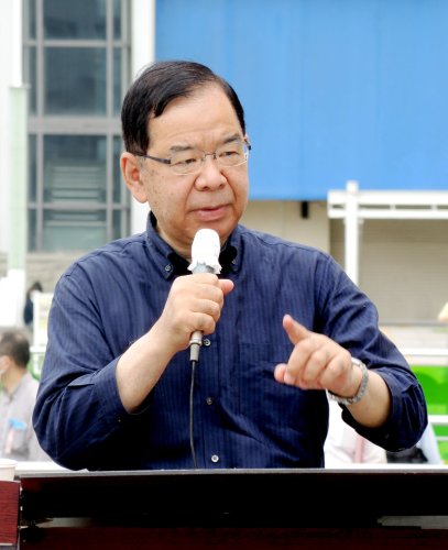 演説する共産党の志位委員長＝７日、ＪＲ柏駅前
