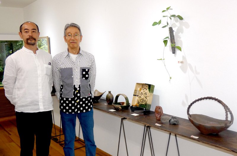 それぞれの個性を生かした自作を出展している安田さん（左）と永島さん＝長柄町
