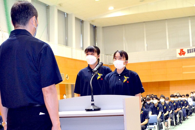 代表して活躍を誓った高岡選手（中央）と寺岡選手（右）＝１３日、千葉市稲毛区