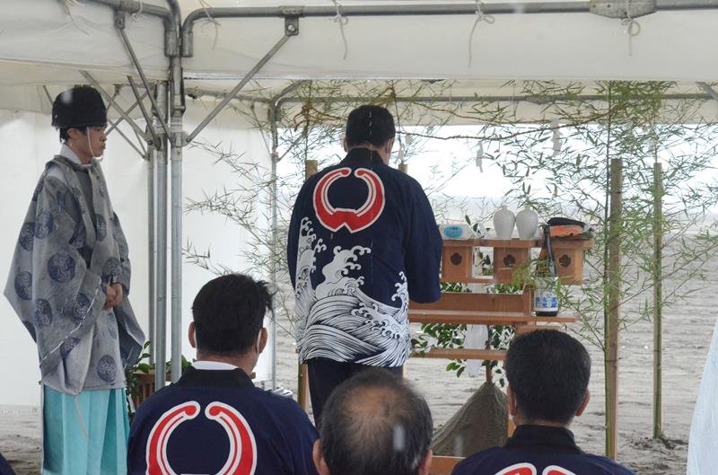 安全祈願祭で玉串をささげる参加者＝１５日、大網白里市
