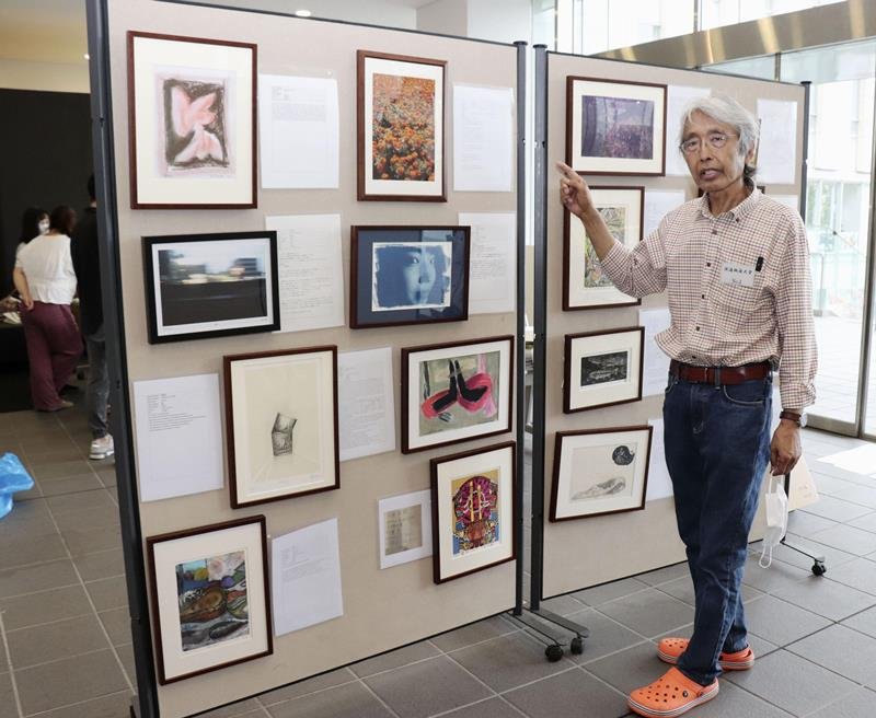 展示会「ウクライナの人々と友たち」を開催する宮山広明さん＝松戸市
