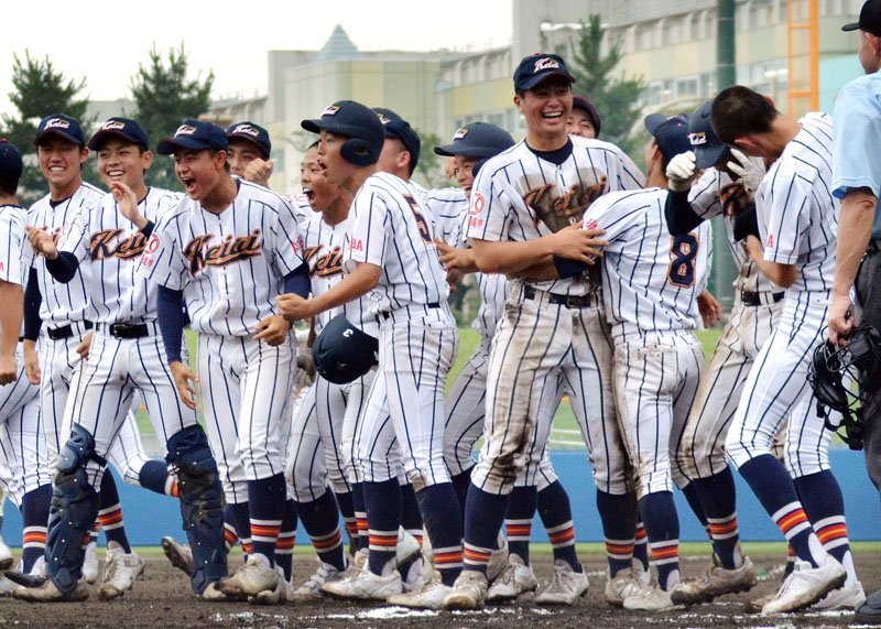 千葉敬愛―市柏　サヨナラ勝ちし喜ぶ千葉敬愛ナイン＝県総合ＳＣ