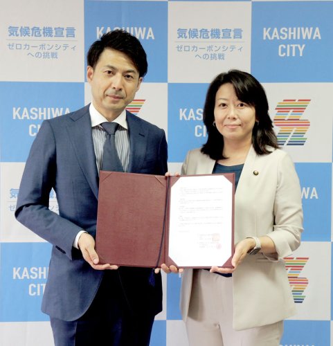 災害発生時の枕などの提供について協定書に調印した太田市長（右）と河元社長＝柏市役所