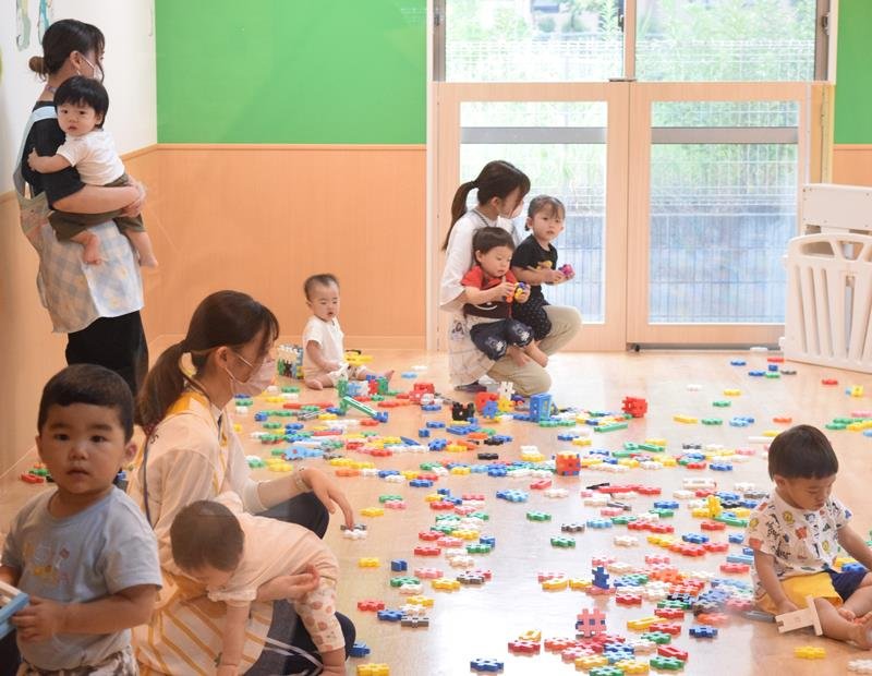ブロックのおもちゃで遊ぶ園児ら＝２１日午後、千葉市緑区のキートスチャイルドケアおゆみ野南
