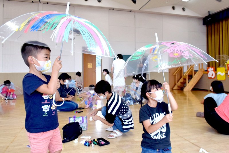 カラフルに描いた傘を差す子どもたち＝匝瑳市