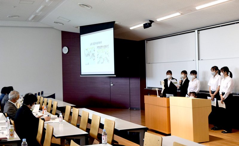 自ら考えた千葉市の日帰り観光ツアーを発表する学生ら＝千葉市稲毛区