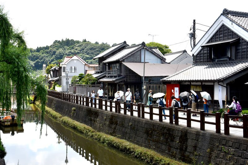 香取市中心部を流れる小野川沿いには日傘を差した観光客らが江戸情緒が残る町並みを満喫した＝２３日、同市