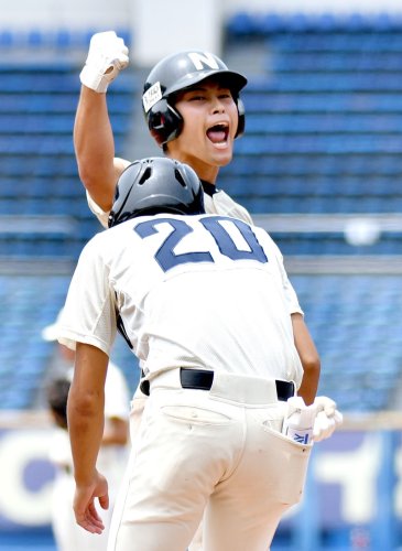 ５回表習志野２死一塁、適時三塁打を放ち喜ぶ栗原