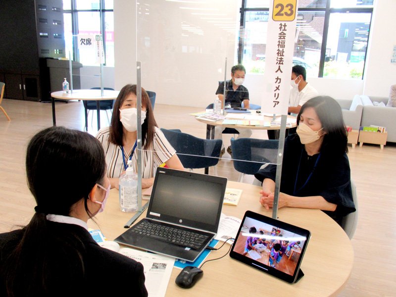 １階にブースが並んだ「幼保就職ナビ」＝市川市役所
