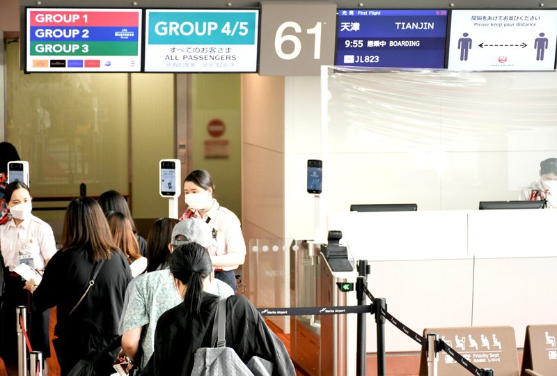 日本航空の成田発中国・天津線の搭乗ゲートに並ぶ旅客ら＝１６日、成田空港
