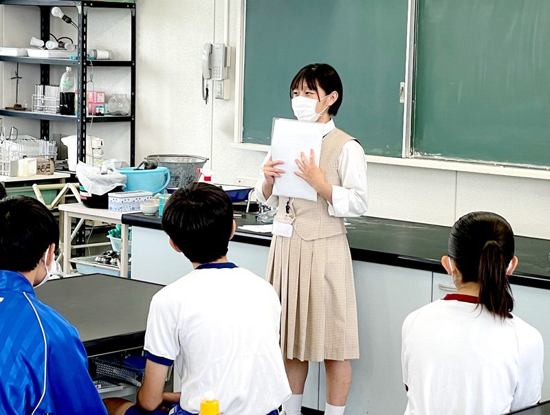 中学生に説明する長田さん＝大多喜中（同校提供）