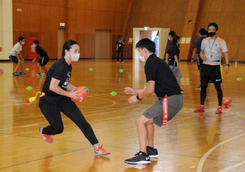 タグラグビーの指導者養成講習会に参加し、練習する小学校の教員。右奥はスピアーズの栗原マネージャー＝市原市
