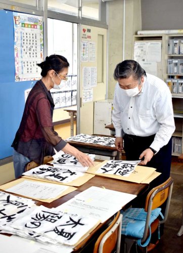 厳正に行われた作品審査＝八千代市