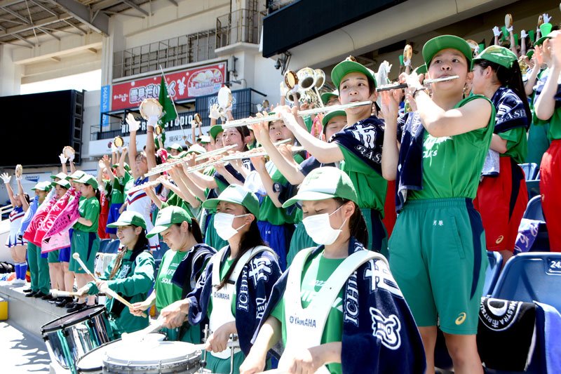 市船橋の優勝を後押しした吹奏楽部＝２７日午後、千葉市美浜区のＺＯＺＯマリンスタジアム