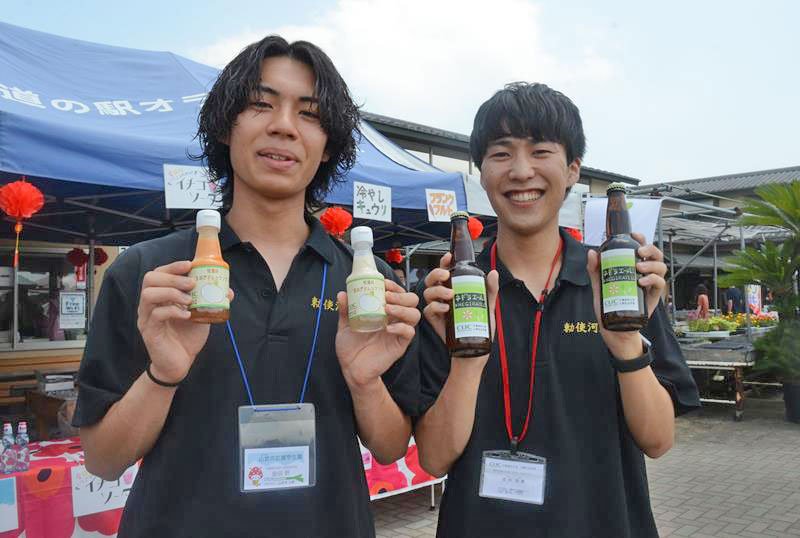 「ネギラエール」をＰＲする住谷さん（右）。タマネギを使ったドレッシングの販売も行われた＝３０日、山武市
