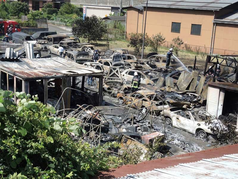 大量の車両が焼失した現場で消火作業が続けられた＝１０日午後１時５０分ごろ、柏市逆井