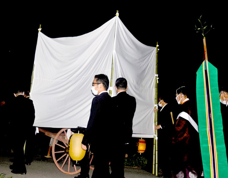 白い布に覆われながら仮殿に移動する御神体＝３０日夜、山武市