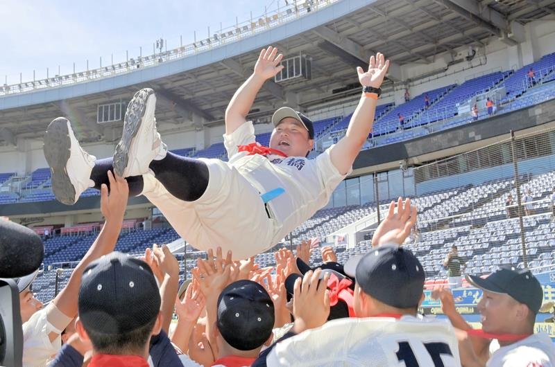 第１０４回全国高校野球選手権千葉大会で優勝し胴上げされる市船橋の海上雄大監督＝７月２７日、ＺＯＺＯマリン

