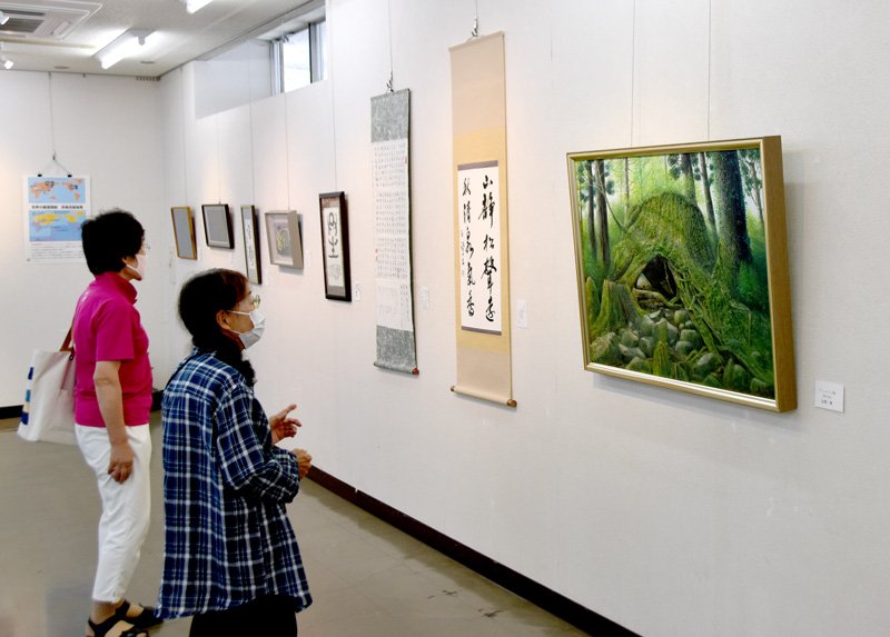 展示された作品を眺める来場者＝四街道市