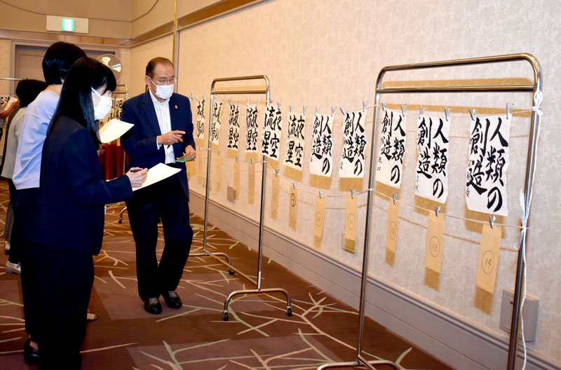 入念に作品を確認する審査員＝４日、千葉市中央区