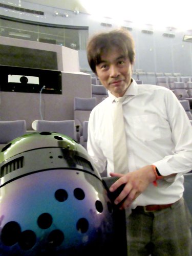 独自開発したプラネタリウム投影機と大平さん＝市川市
