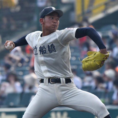 １回戦で先発した市船橋・坂本＝８日、甲子園