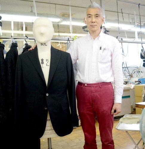 縫製を担当するアトリエフォルムの松田社長＝九十九里町