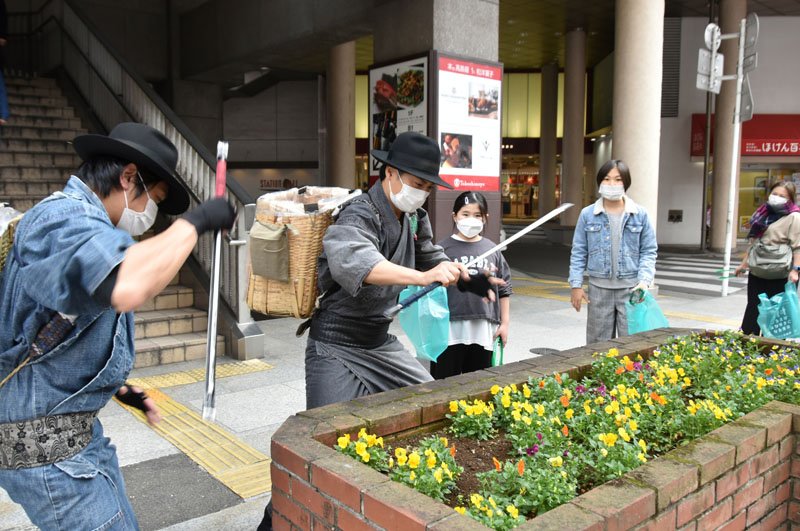 昨年１１月、柏市内で開かれた「ひろ街」でパフォーマンスを披露するゴミ拾い侍」