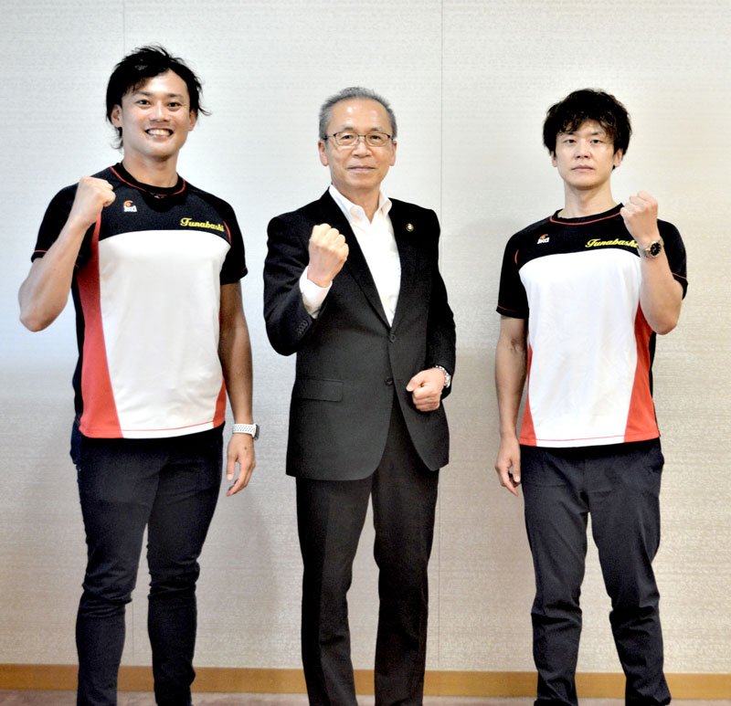 マスターズ水泳の世界ランク１、２位に輝いた田口選手（左）と岡光選手（右）＝船橋市役所